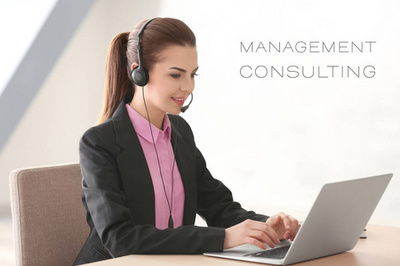 營銷分析概念。在辦公室的人在商務會議